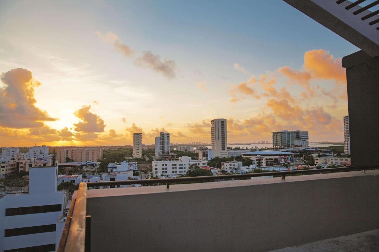 Wyndham Garden Cancun Downtown Hotel Exterior photo